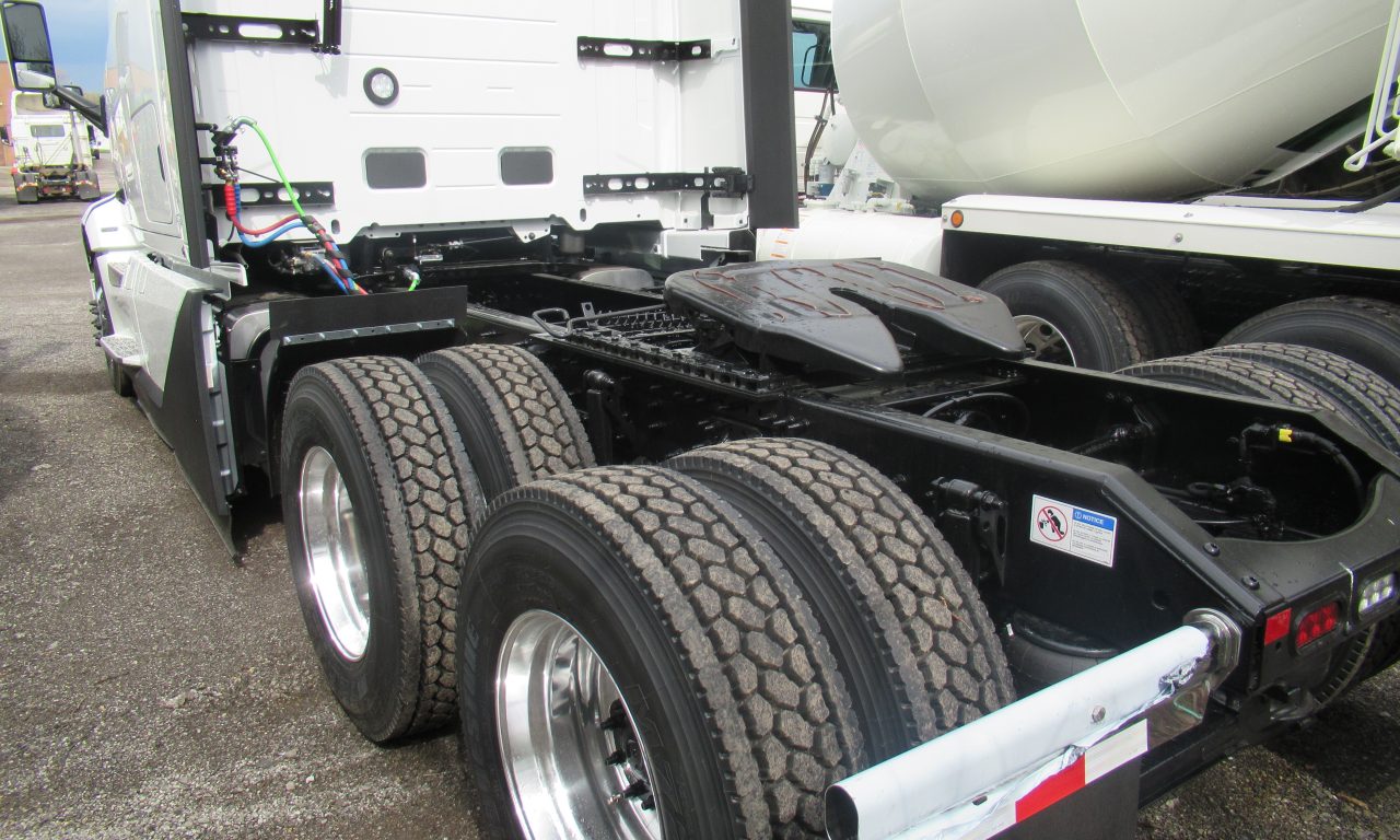 2027 Volvo VNL 860 - image 4